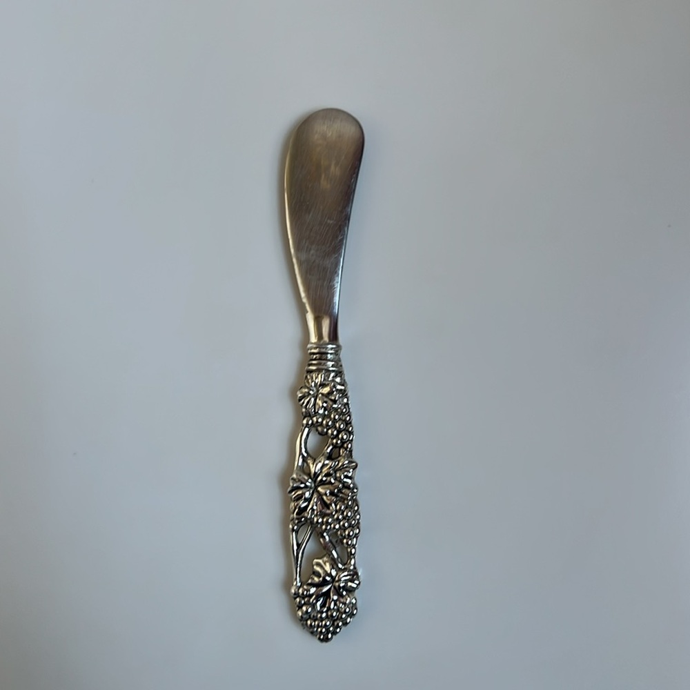 Grapevine butter spreader in silver plate from Godinger